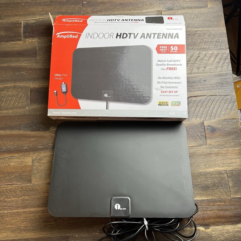 Amplified indoor HDTV antenna new in box by 1x1. 50 m radius MOD#OUS000186